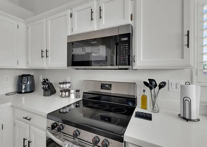 Visit Our Diamond In The Desert! New Heated Pool! * Glendale