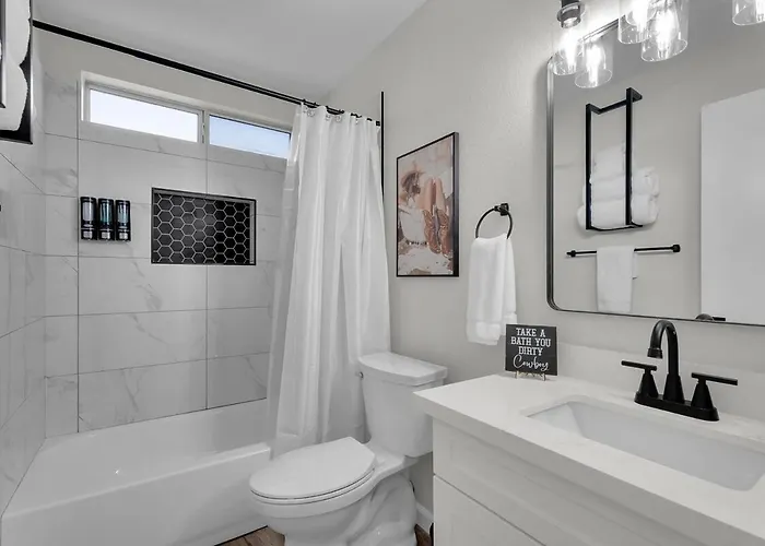 Visit Our Diamond In The Desert! New Heated Pool! Glendale