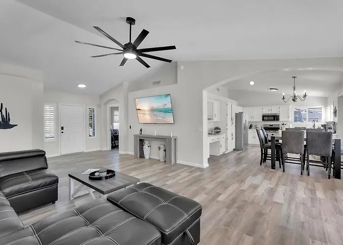 Dom wakacyjny Visit Our Diamond In The Desert! New Heated Pool! Glendale